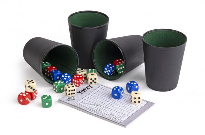 Hovedbilde Yatzy 4 kopper med 20 terninger og blokk